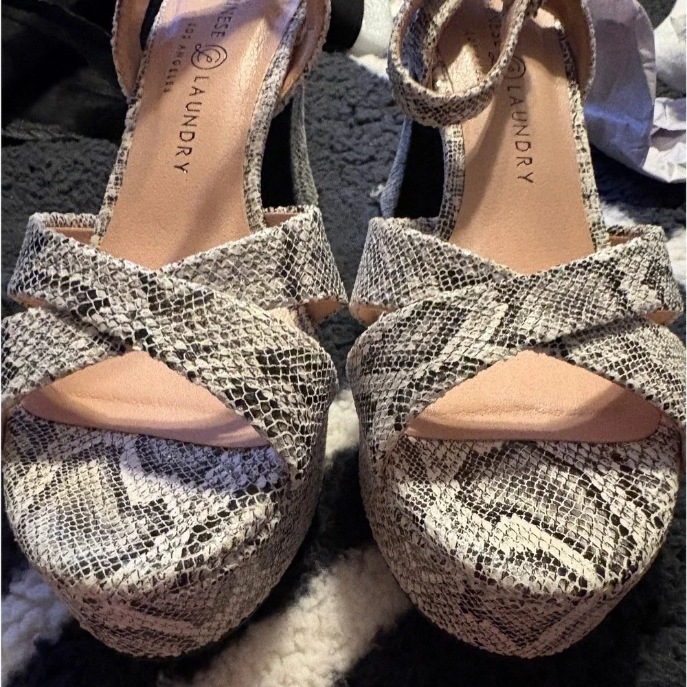 Chinese Laundry Womens Snakeskin Print Platform Sandals Grey Black Size 7.5M